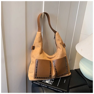 Detailansicht der Wildleder-Hobo-Tasche mit Vintage-Nieten und braunen Ledertaschen