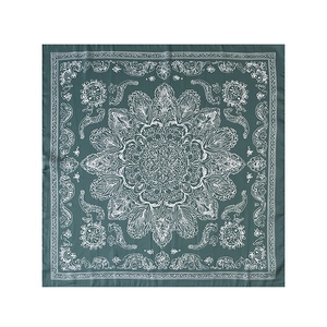 Carré de soie bleu marine à plat avec des motifs cachemire et mandala blancs