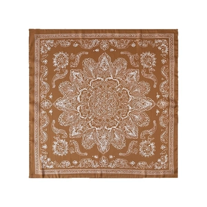 Carré de soie marron avec motifs paisley mandalas blancs sur fond blanc épuré