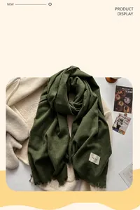 Details des waldgrünen Strickschals mit Wellentextur und Fransen für gemütliche Wintertage