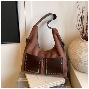 Detailansicht der braunen Vintage-Wildledertasche mit silbernen Nieten und Taschendetails