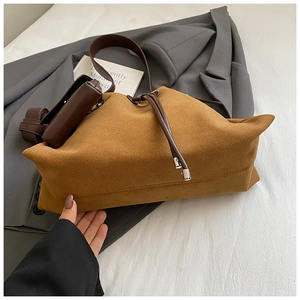 Dettaglio della borsa tote in pelle scamosciata senape con chiusura a coulisse