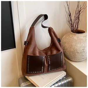 Nahaufnahme der braunen Wildleder-Tragetasche mit Vintage-Nieten und Ledertaschen