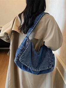Borsa a tracolla retrò in denim lavato da donna con patta ampia e tracolla larga