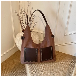Detailansicht der böhmischen braunen Wildledertasche mit Nieten und glatten Außentaschen
