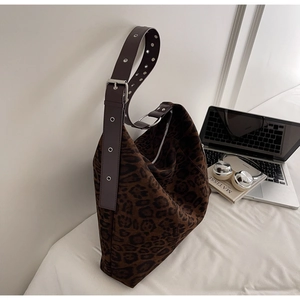 Detailed shot of leopard print hobo bag with eyelet leather strap and metallic zipper