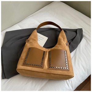 Detailansicht der Khaki Wildleder-Tragetasche mit symmetrischen Taschen und Nieten