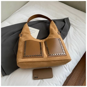 Details der braunen Wildledertasche im Vintage-Stil mit Nieten und Fronttaschen