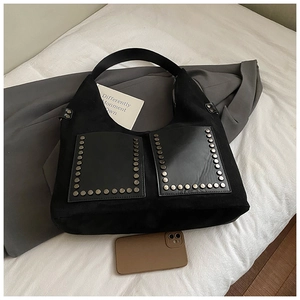 Detail der schwarzen Hobo-Tasche mit Nieten und weicher Wildleder-Optik Oberfläche