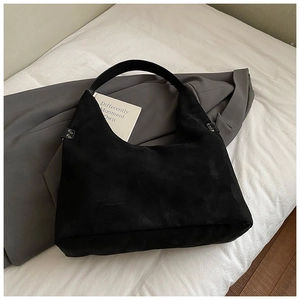 Detailansicht schwarze matte Hobo-Tasche mit Metallnieten und breitem Schultergurt