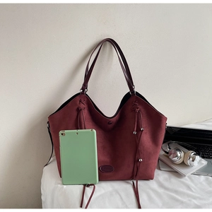 Sac cabas en daim bordeaux montrant sa grande capacité pour ordinateur et accessoires