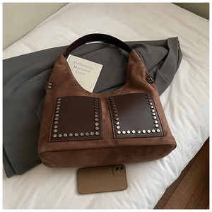 Detailansicht der braunen matten Hobo-Tasche mit dunklen Leder-Taschen und Metallnieten