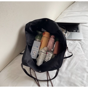 Vue de dessus montrant la grande capacité intérieure du sac cabas marron à fermoir aimanté