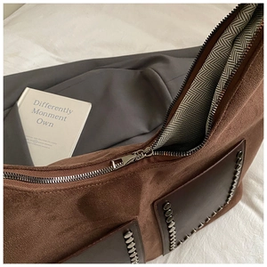 Detailansicht der braunen Wildledertasche mit Nieten-Tasche und Zickzack-Futter