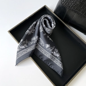 Carré de soie noir élégant avec motifs paisley blancs et design baroque de style vintage