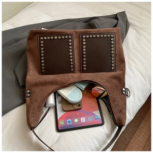Makroansicht der braunen Wildledershoper mit viel Platz für Tablet und Kosmetik