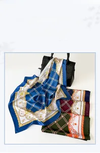 Détail de foulards carrés en soie avec imprimé chaîne sur un sac à main en cuir noir