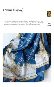 Détail d'un foulard carré soyeux bleu avec motifs de chaînes dorées et fini satiné