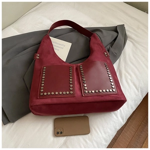 Detailansicht der burgunderroten Wildledertasche mit Retro-Nieten und zwei Fronttaschen