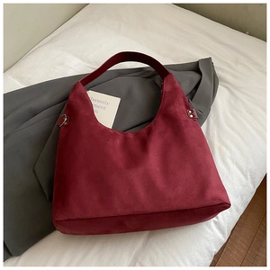 Detailansicht der weinroten Hobo-Tasche aus Wildleder mit Nieten und matter Textur