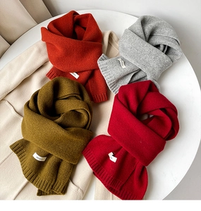 Dettaglio di vari colori di sciarpe in maglia al 100% lana con trama a costine