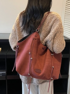 Grand sac fourre-tout en daim rouge brique avec pompons et perles métalliques argentées pour femme