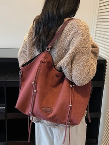 Grand sac cabas femme en daim rouge foncé avec de longues franges et logo en cuir