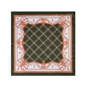 Carré de soie avec motif losange vert olive et imprimé chaîne rétro posé à plat