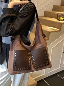Vintage-Tragetasche aus braunem Wildleder mit Metallnieten und geräumigem Innenraum