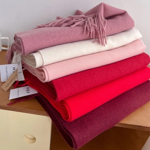 Gros plan d'écharpes en cachemire colorées avec texture douce et détails de franges