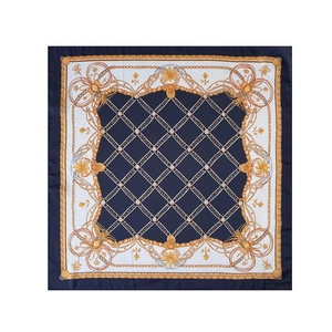 Détail d'un foulard carré en soie avec chaînes baroques dorées et motifs floraux