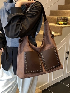 Retro-Hobo-Tasche aus braunem Wildleder mit Vintage-Nieten und stilvollem Schultergurt