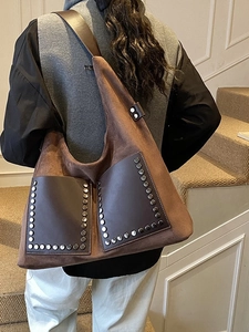 Retro-Shopper aus braunem Wildleder mit Nieten-Taschen und breitem Gurt am Modell