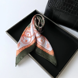 Carré de soie élégant vert olive et blanc avec motif de chaînes dorées et de roses fleuries
