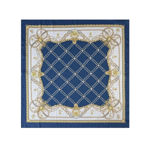 Carré de soie élégant bleu marine et blanc avec motifs de chaînes dorées en vue à plat