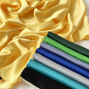 Detalle de bufandas de satén multicolor con un acabado liso y un brillo elegante