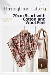 Détail d'un foulard 70cm motif cachemire au toucher coton-laine et motifs floraux