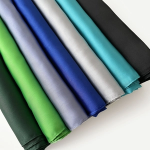 Detalle de la textura de seda satinada y bordes enrollados finos en varios colores
