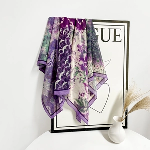 Texture dettagliata di una sciarpa floreale viola leggera drappeggiata su sfondo artistico
