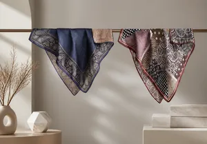 Détail de deux foulards en soie vintage avec des rayures bleues et des motifs cachemire