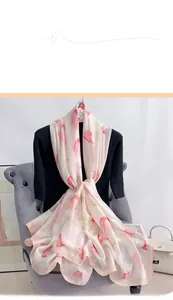 Détails de l'écharpe en satin avec imprimé numérique de tulipes roses sur fond blanc