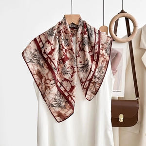 Détail de la texture du foulard en soie vintage avec bordure bordeaux et imprimé floral