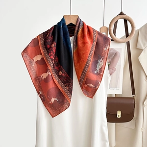 Gros plan d'un foulard en soie artistique aux motifs rouges et bleus sur robe blanche
