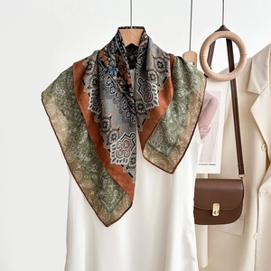Gros plan d'un foulard en soie vintage français avec motifs mandala et cachemire