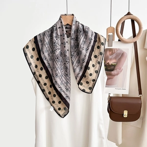 Détail d'un foulard vintage français avec motif à chevrons et imprimés floraux élégants