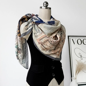 Dettaglio di uno scialle in seta vintage con motivi architettonici europei classici