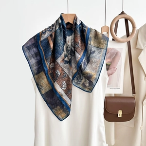 Détail d'un foulard carré vintage français avec motif à chevrons sur robe blanche