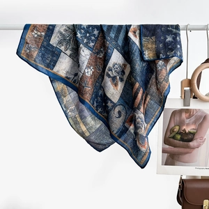Détail d'un carré de soie vintage français avec motifs floraux bleus et bruns