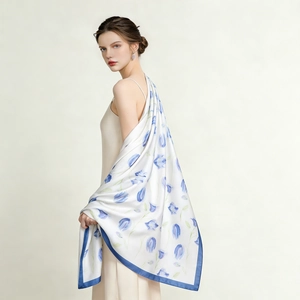 Vue détaillée d'un châle en satin léger avec d'élégants motifs floraux de tulipes bleues