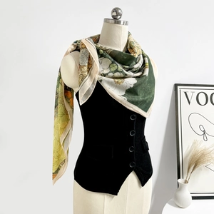 Dettaglio di una sciarpa in seta a fiori vintage e un gilet di velluto con bottoni